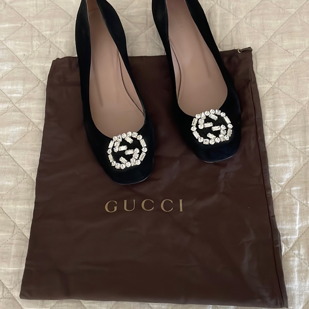Authentic Gucci black suede flats with Swarovski crystals. Size 39.